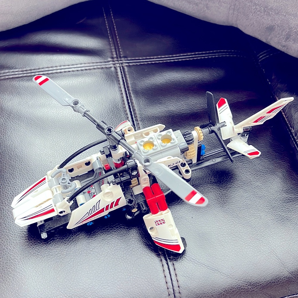 LEGO technic 2 in 1 ultralight helicopter 42057 199pcs